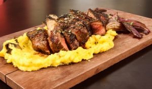 picanha-angus-com-polenta-de-cogumelos-e-cebola-roxa-defumada-do-prototipo-bar-credito-chef-zito-cavalcanti